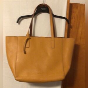 Everyday carry all leather tote by Tommy Bahama